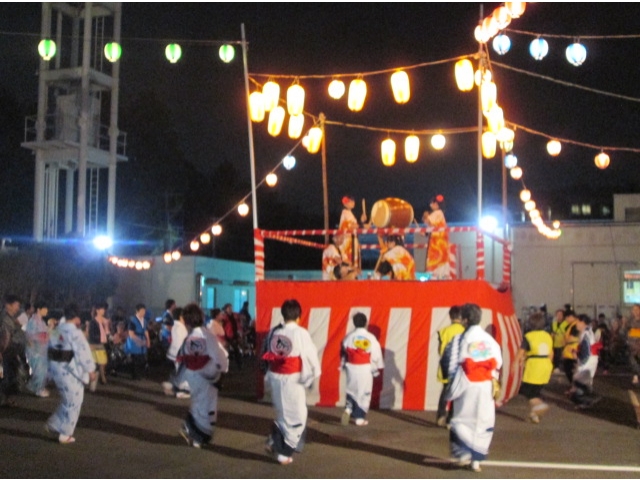 踊りの輪が広がります