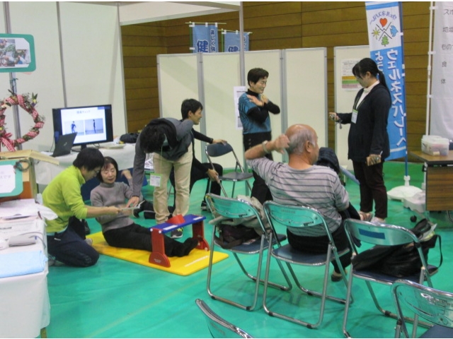 　柔軟性や脚力の測定をしています