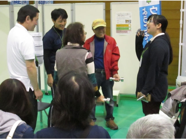 　筋持久力テスト(腕力)を説明しています