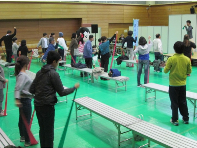 チューブトレーニングで脇、腕を引き締めます