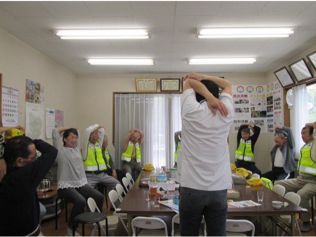 肘～肩～脇まで伸ばしています。