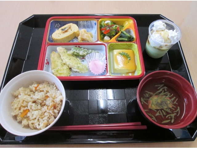 屋外食メニュー、うまき玉子、鶏天、木の芽田楽などです