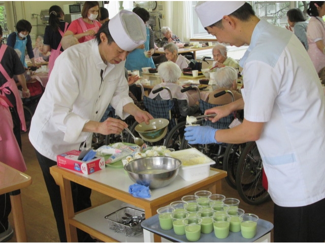 アイスのせ抹茶プリンを提供します