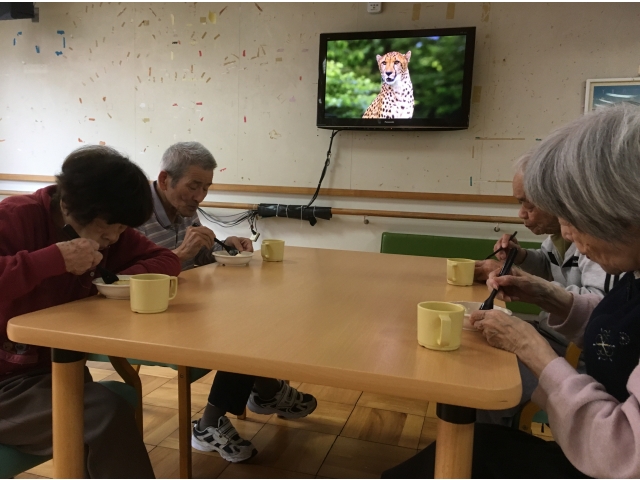 もくもくと食べています!