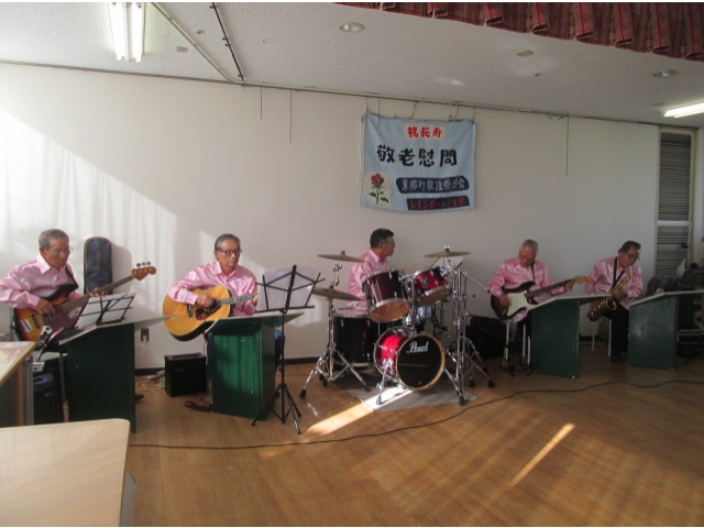 演奏は豪華生バンド!