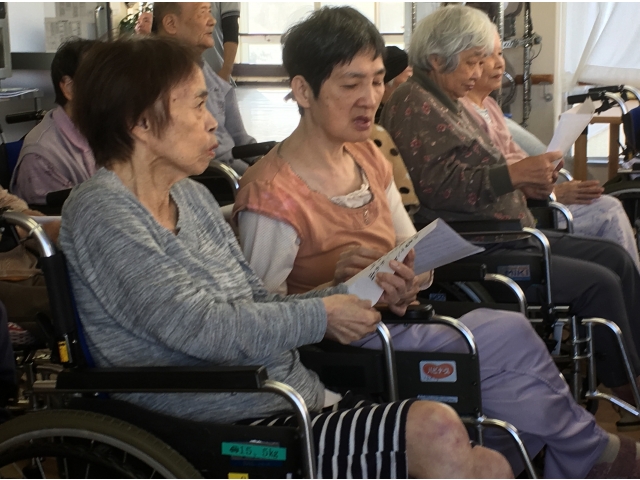 歌詞カードを見てみんなで歌います