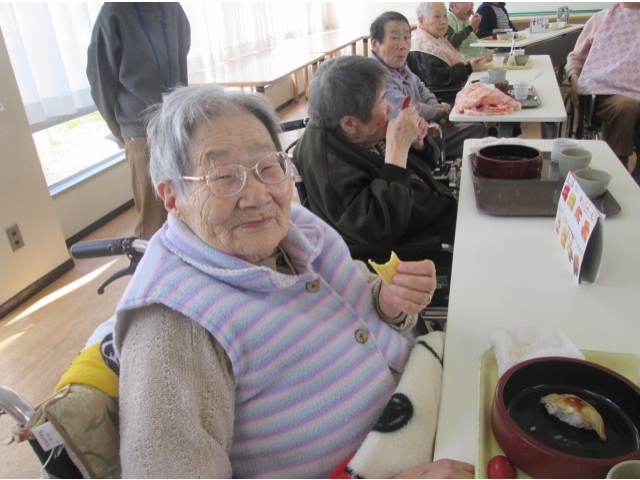 やっぱりお寿司は手で食べなきゃね!