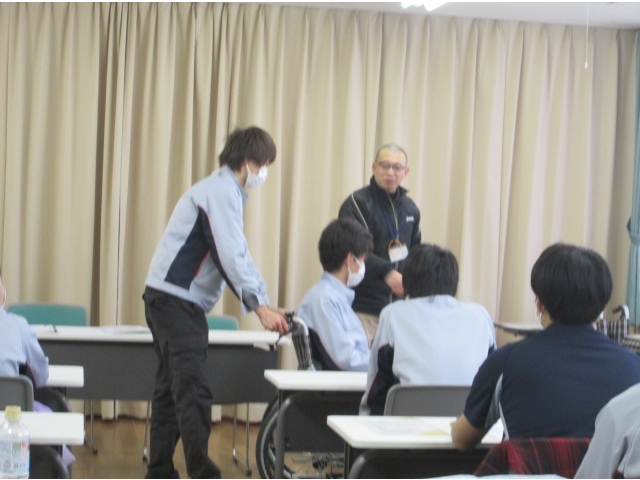 車椅子の使い方も学びました