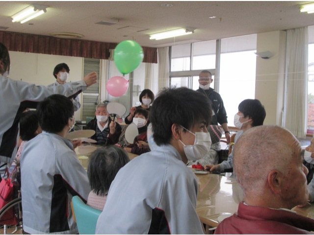 風船をみんなで送ります