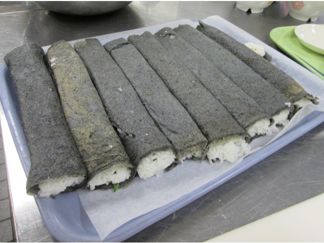 薄焼き玉子で巻いてます!