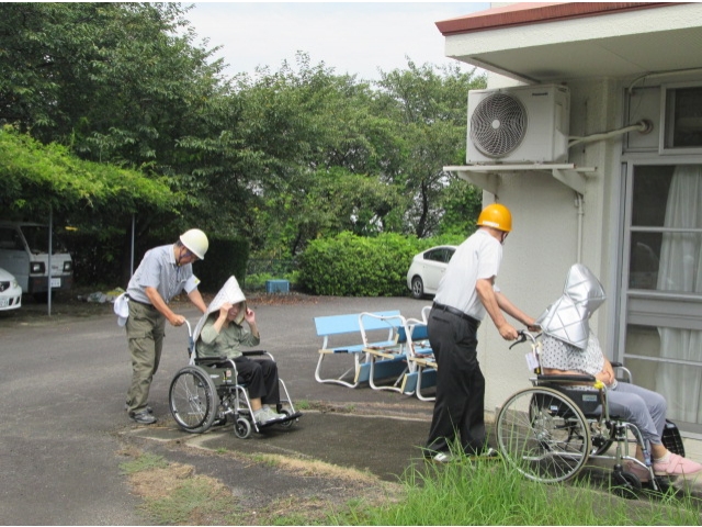 避難所へ!