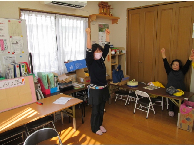 まず緊張をほぐす体操から
