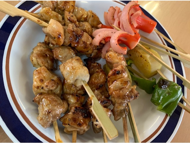 串焼きとやきとりの盛り合わせです。