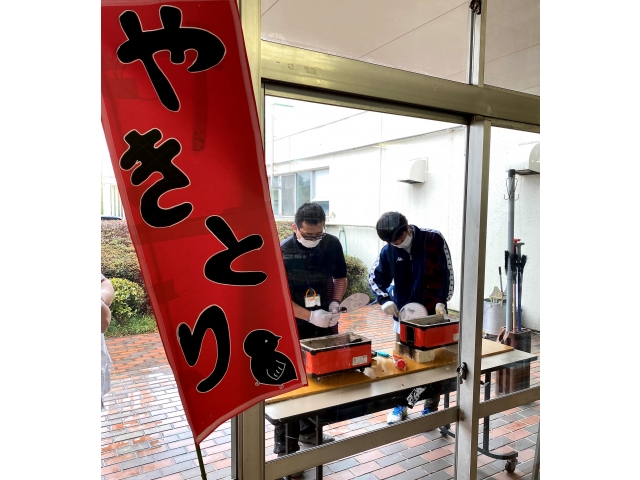 開店準備の炭おこし。