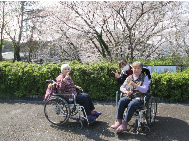 桜をバックに記念撮影です。