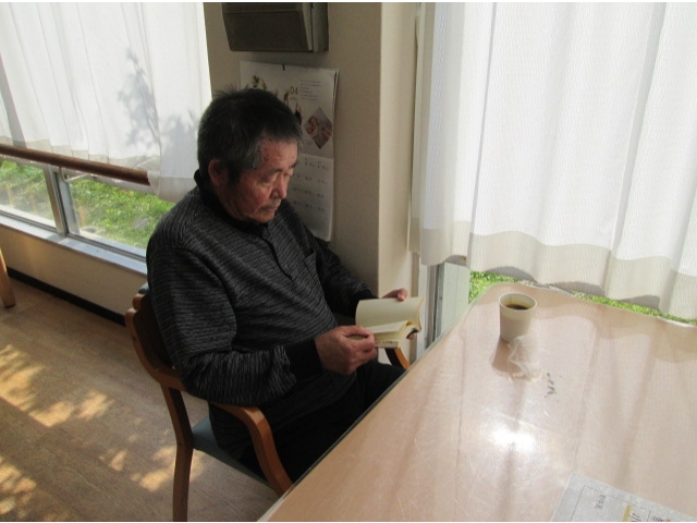 お茶をしながら、読書を楽しまれていました。