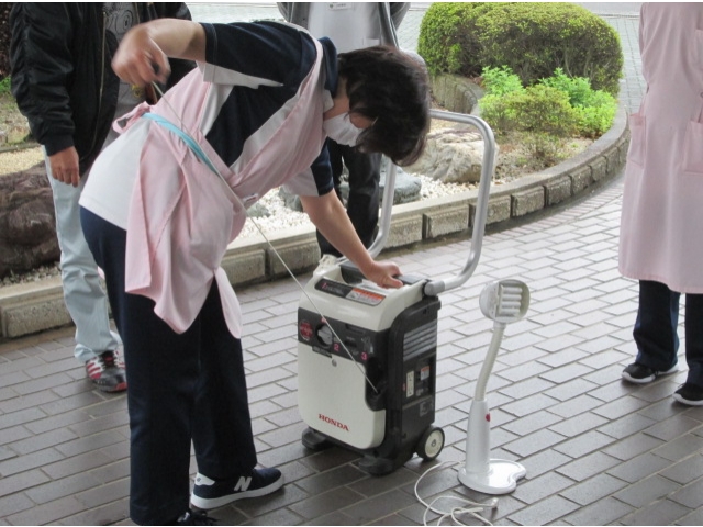 勢いよく引いてエンジンを回します
