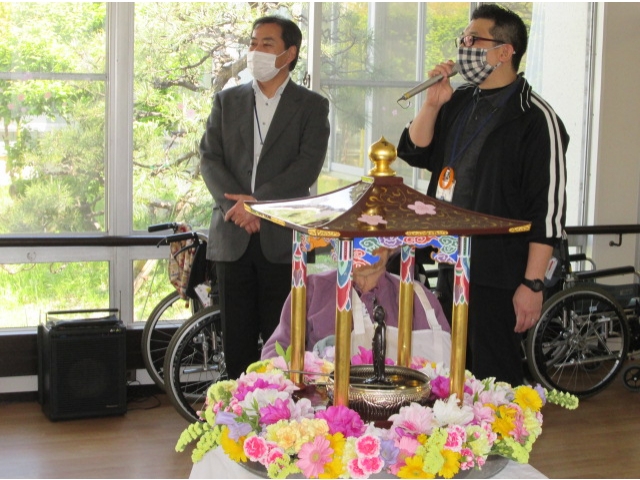 相談員の司会進行の下、苑長より花祭りについての説明がありました。