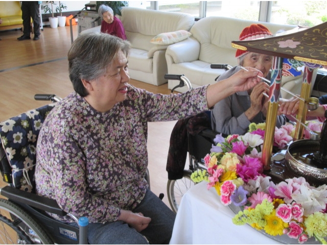 綺麗なお花を見ながら、花祭りを楽しんでいました。