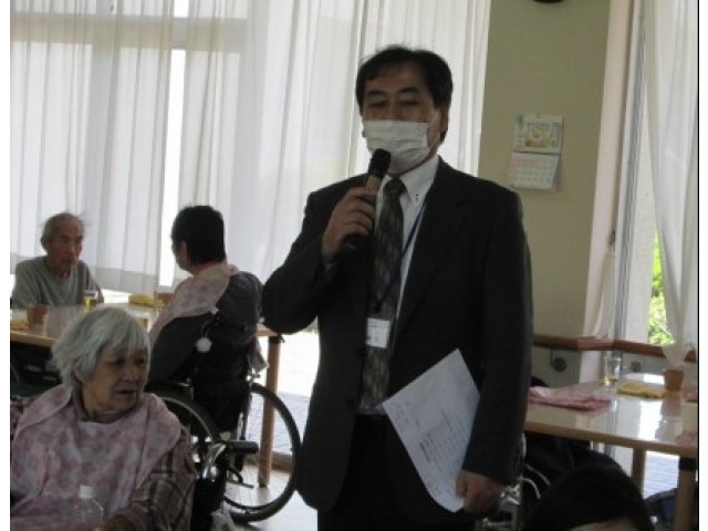 苑長から5月生まれの利用者様たちに、祝辞がありました。