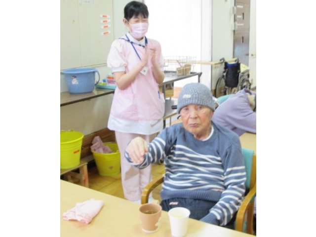 お誕生者の方を、拍手と乾杯でお祝いしました。