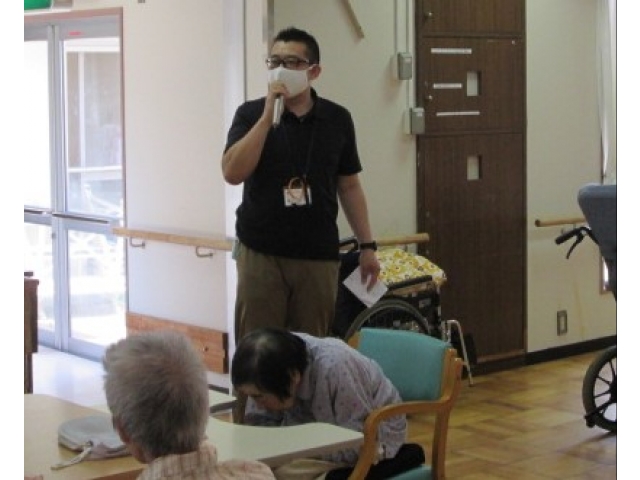相談員より、誕生者お一人づつ紹介され、拍手でお祝いしました。