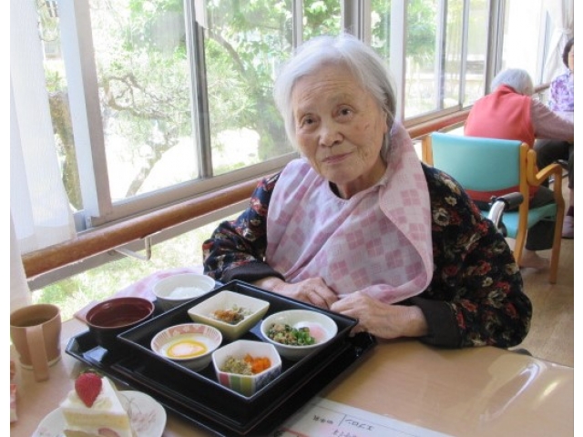お誕生日のケーキとごちそうを美味しくいただきました。