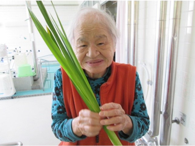 菖蒲といっしょに記念撮影です。