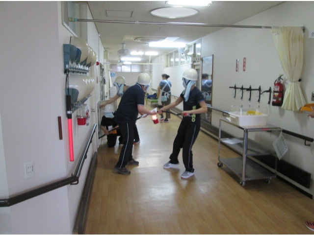屋内消火栓を使って…