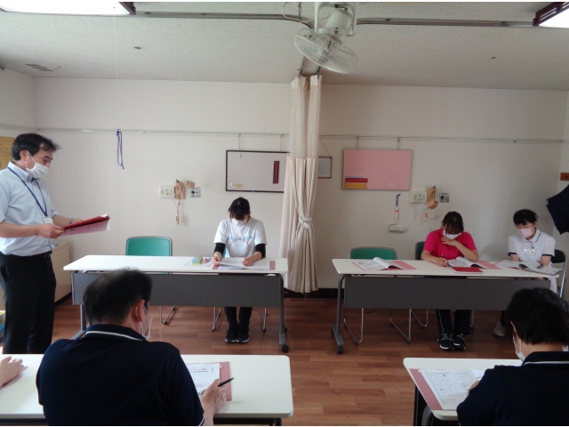 全体研修で基礎知識を学びます