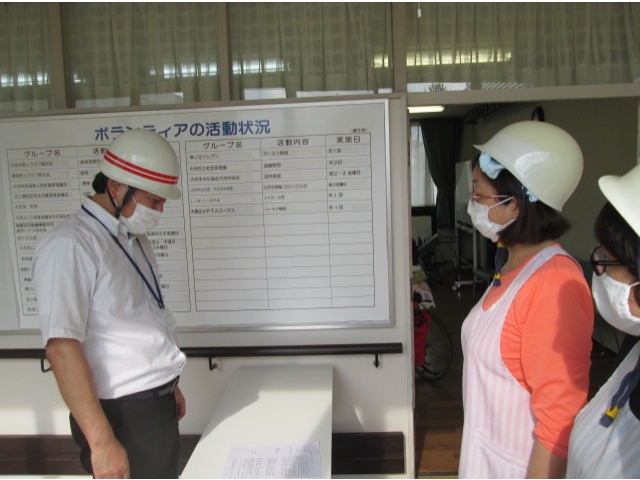 状況を確認、報告後避難指示や土嚢積みの指示を受けました。