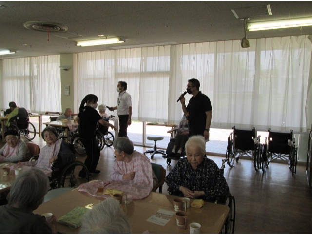 相談員より、今月の誕生者を一人ずつ紹介し、拍手と乾杯でお祝いしました。