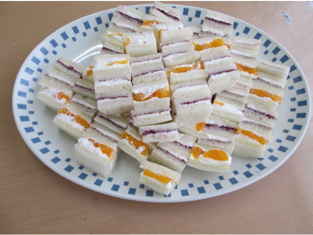 フルーツサンドは、彩も鮮やかで涼やかなおやつでした。