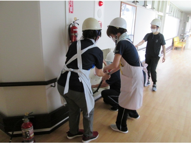 屋内消火栓を使用します