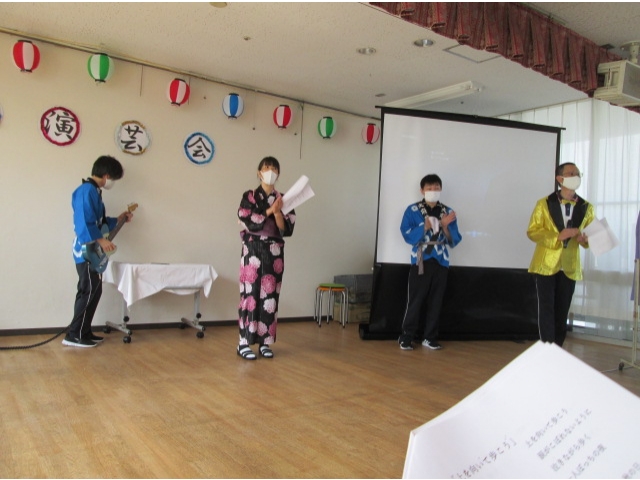 職員のギター演奏に合わせて、“上を向いて歩こう”を歌いました。