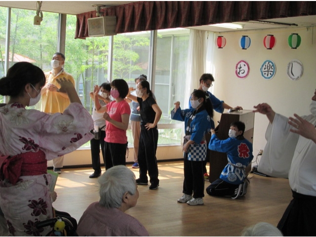 職員のピアノ演奏に合わせて、パプリカを踊りました。