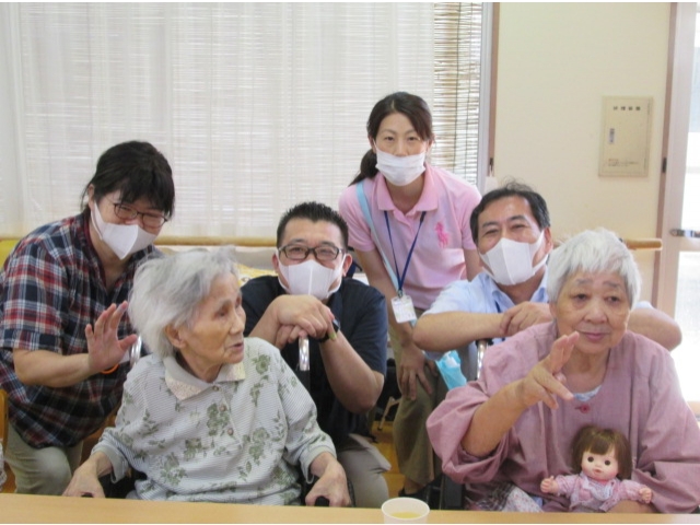 最高齢のお誕生者を囲んで記念撮影です。