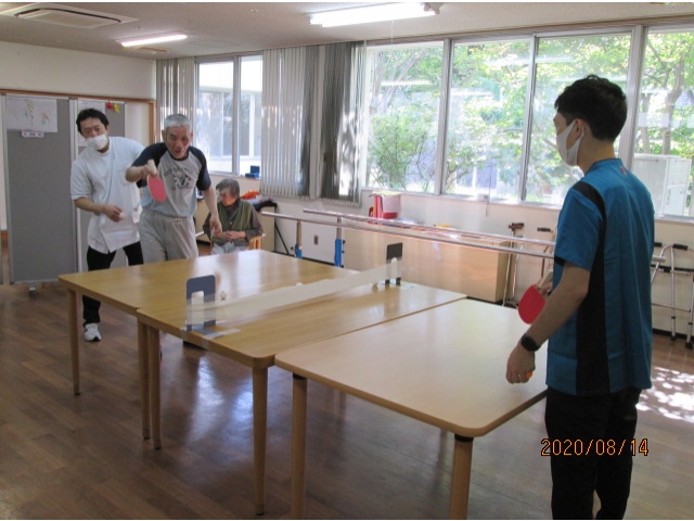 お手製のネットを張り、レシーブ練習を行いました。