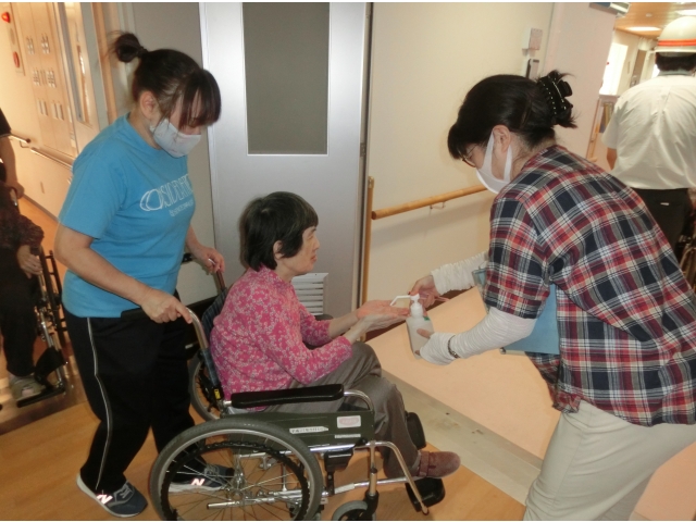 防災訓練後は、手指消毒をして終了しました。