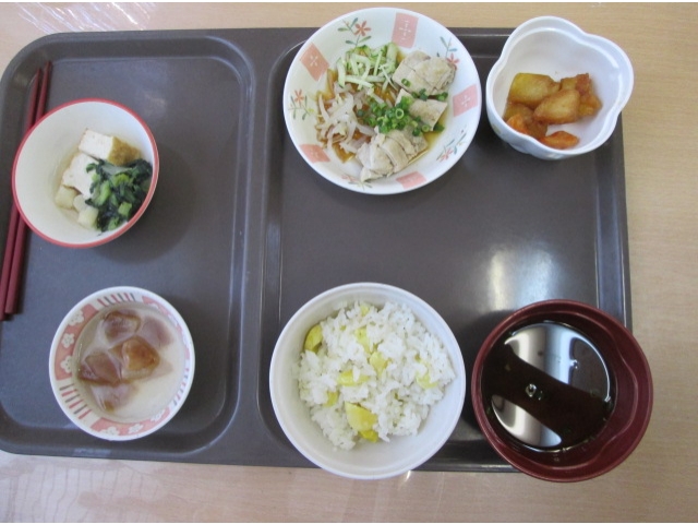 彩鮮やかな、ホクホクの栗ご飯などの秋の味覚や郷土料理などでした。