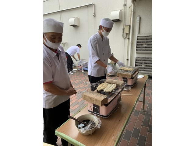 うなぎの白焼きを炭火で丁寧に焼き上げました。