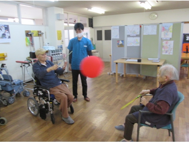利用者で対戦し、時々長いラリーも見られました。