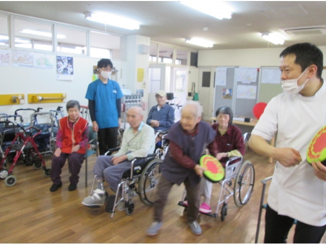 順番にフライングディスクを投げました。