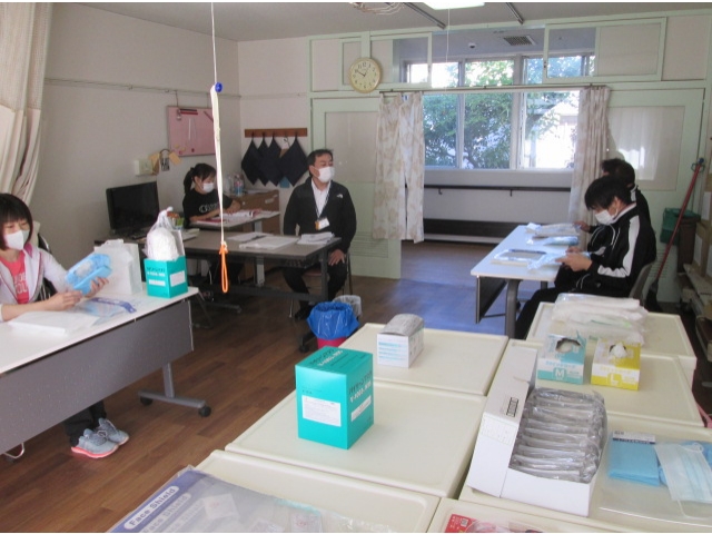 防護具に囲まれながらコロナを学びます