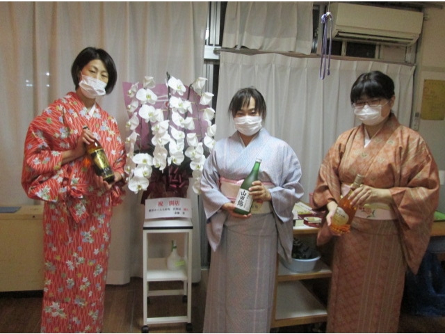 オープン直前、着物姿のおかみたちの記念撮影です。