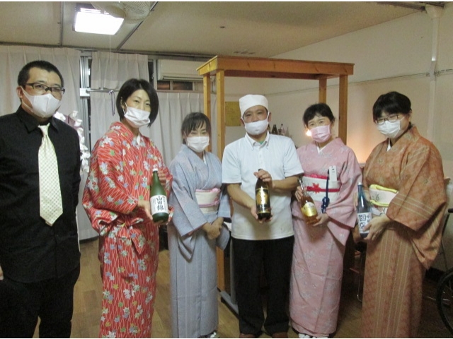 料理長と黒服、4人のおかみが勢ぞろいです。