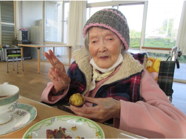 丁寧に皮をむいて、召し上がっていました。