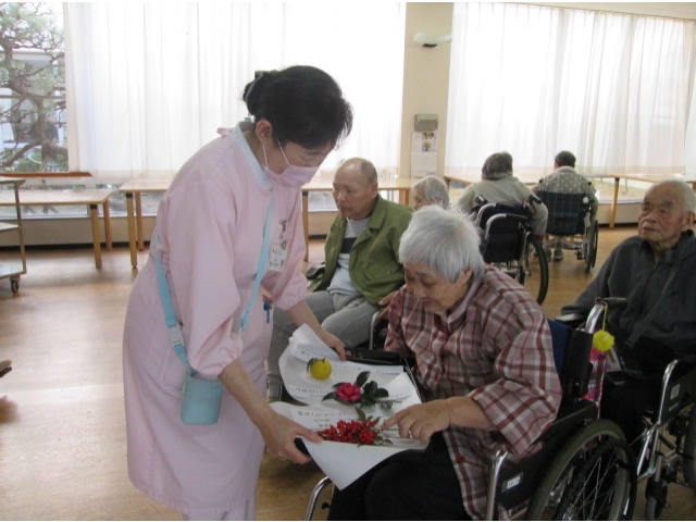 柚子や南天、山茶花などは職員が持ち寄ったり苑に咲いている植物です。