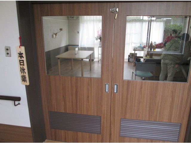 リニューアル後は木目調の落ち着いた雰囲気の扉になりました。