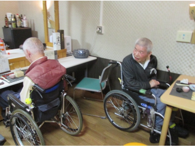 背中越しではありますが、お酒を飲みながら、会話も楽しまれました。